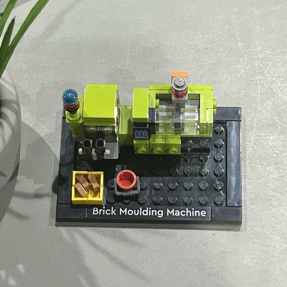 LEGO Promotional: Tribute to Lego House (40563) Brick Building Machine - Picture 4 of 4
